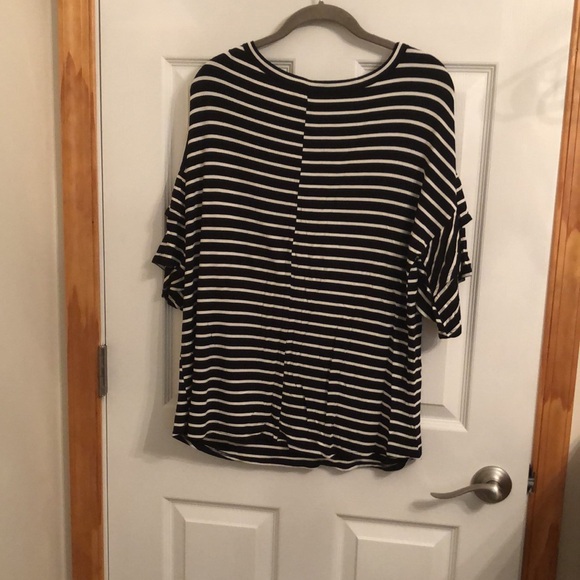 Shop Basic USA, large blouse with flowy-sleeves - Picture 2 of 3